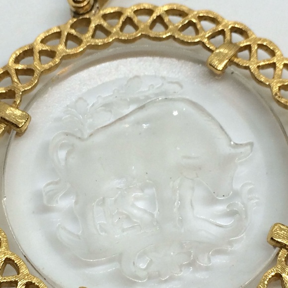 VINTAGE CROWN TRIFARI TAURUS ZODIAC MEDALLION NECKLACE GOLD TONE ASTROLOGY - Picture 8 of 15